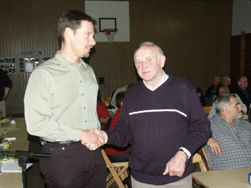 Der bisherige Vorsitzende Hans Mller (r) gratuliert als Erster seinem Nachfolger Michael Gtz