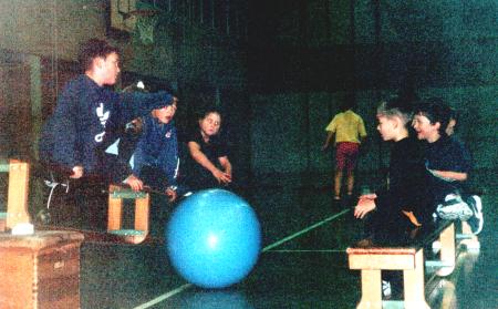 Zuspiel mit dem Riesenball