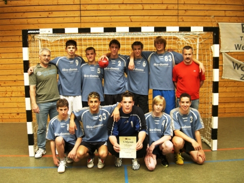 Die Meistermannschaft<br>Hinten von links nach rechts: Trainer Uwe Neuer, Angelo Vangelista, Kilian Klein, Markus Spies, Adrian Mohra, Yann Rssler, Trainer Fred Bachmann,<br>vorne von links nach rechts: Peter Kniehase, Isam Tahir, Bastian Kailitz, Kai Jakob, Pascal Schilling. Es fehlen: Jerome Pourvoyeur und Pascal Hadjeff.