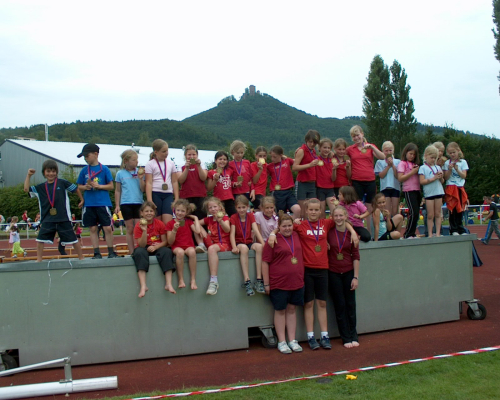 Nach der Siegerehrung wurden stolz die Medaillen pr�sentiert