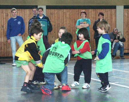 Und schon wird um den Ball gek&auml;mpft