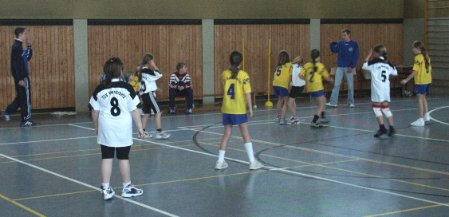 Das erste Gruppenspiel mit unseren beiden Nachwuchs-Schiedsrichtern: Kirgisen gegen Usbeken