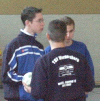 Die Schiris im Gespr&auml;ch mit dem Trainer der Parther