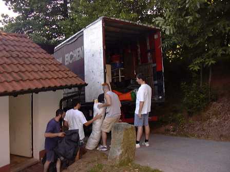 Die Ausr&uuml;stung wird aus unserem Lager auf den LKW verladen.